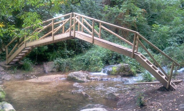 Puente de madera para cruzar el río Cerezuelo